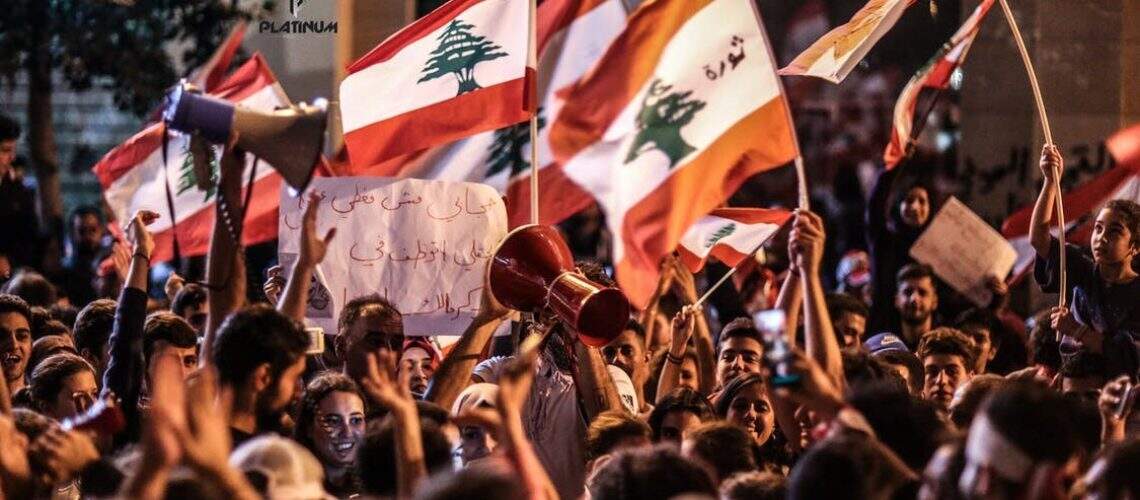 Libaneses protestando em Beirute em outubro de 2019