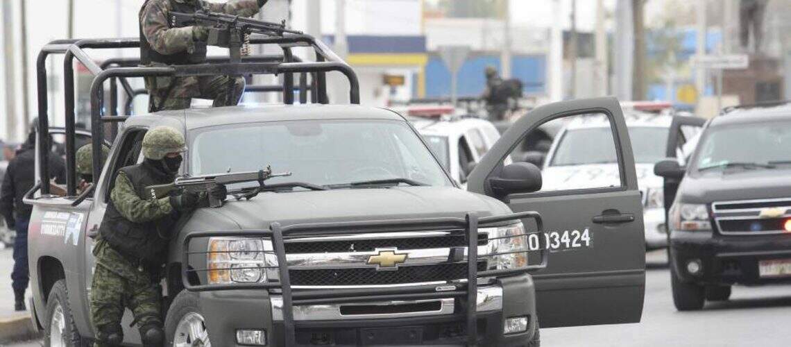 Militares mexicanos em patrulha em ruas mexicanas