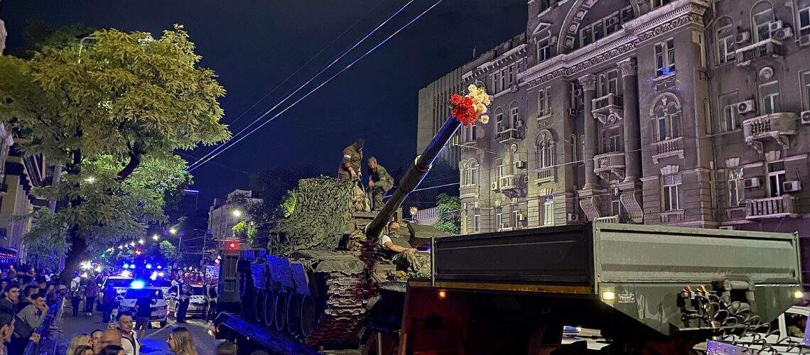 Prigozhin_rebellion_Rostov_tank_with_flowers_in_the_muzzle_June_24
