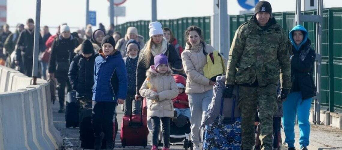 Ukrainian_refugees_from_2022,_crossing_into_Poland
